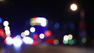 实拍城市夜景光晕光斑交通信号灯视频的预览图
